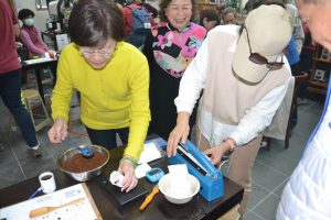烘豆完成進行耳掛式咖啡包分裝